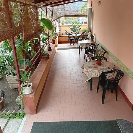 לינה וארוחת בוקר Domus Felix ארקולאנו