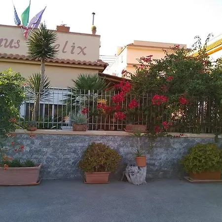 לינה וארוחת בוקר Domus Felix 3*